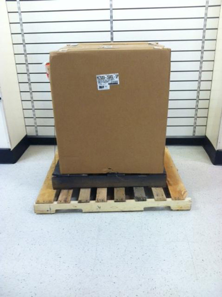 new Meilink tl30 safe sitting on 2 pallets
