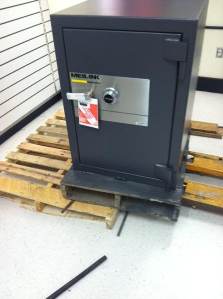 removing a Meilink safe from pallet with pallet jack 2