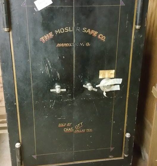 safe move 1 13 528x560 - Moving An Antique Mosler Double Door Safe
