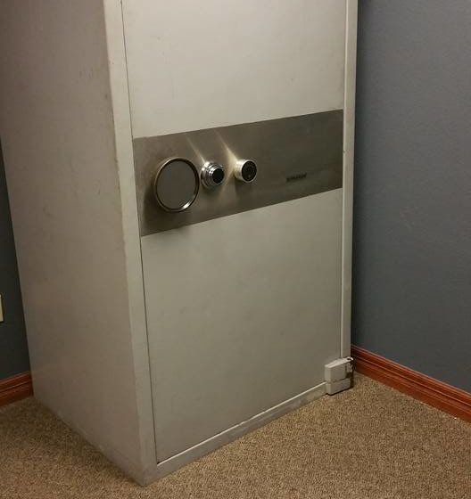 safe move 4 1 528x560 - Large TL-30 Jewelers Safe Moved Into A New Office